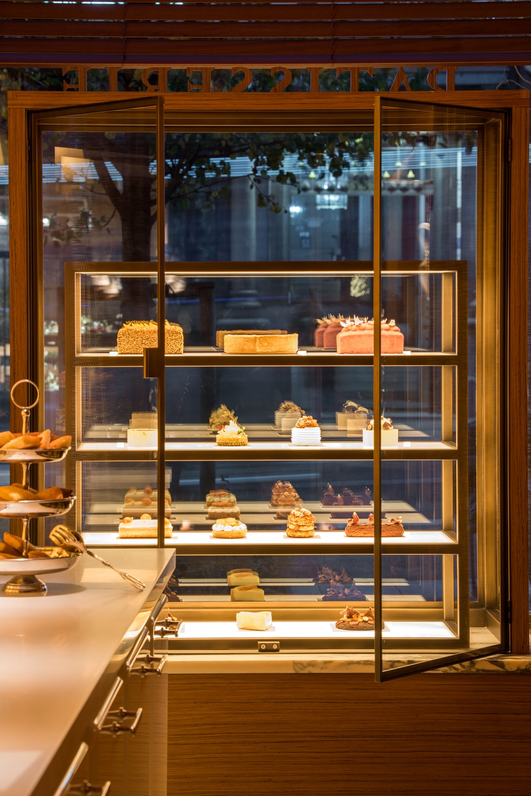 Vitrine de pâtisseries au Brach Madrid mettant en valeur les créations du chef Fabien Emery.