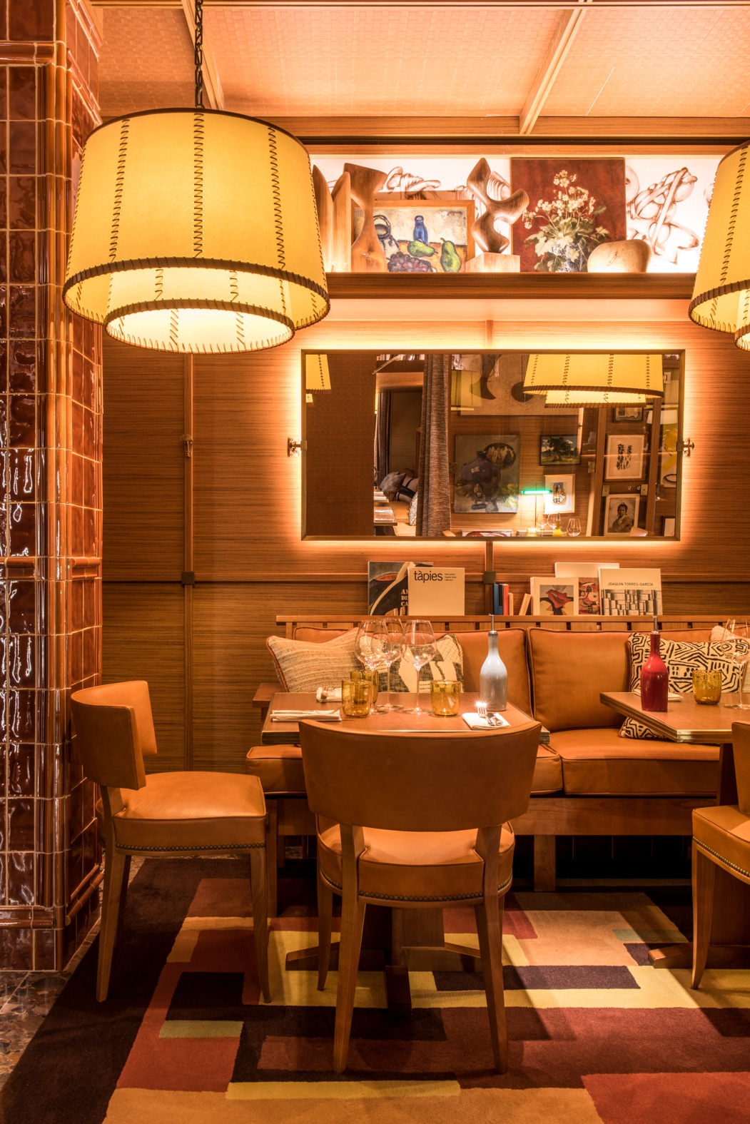 Détail d’un coin salon chaleureux au Brach Madrid Restaurant, avec lampe design et objets décoratifs.