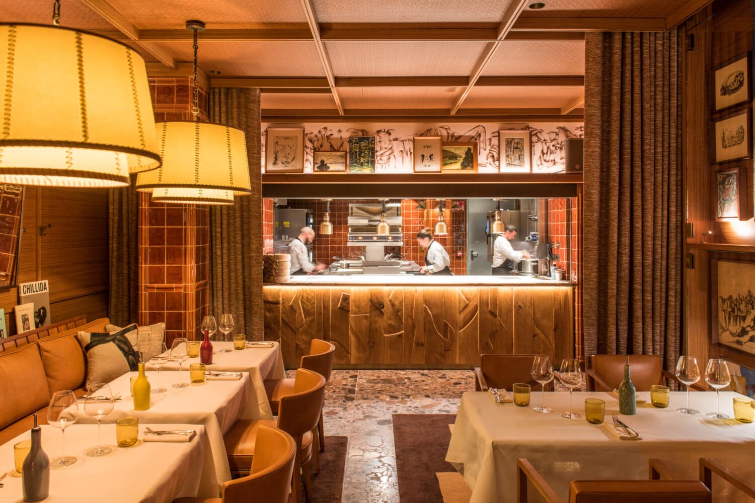 Salle du restaurant Brach Madrid avec vue sur la cuisine ouverte. Crédit photo : Guillaume de Laubier