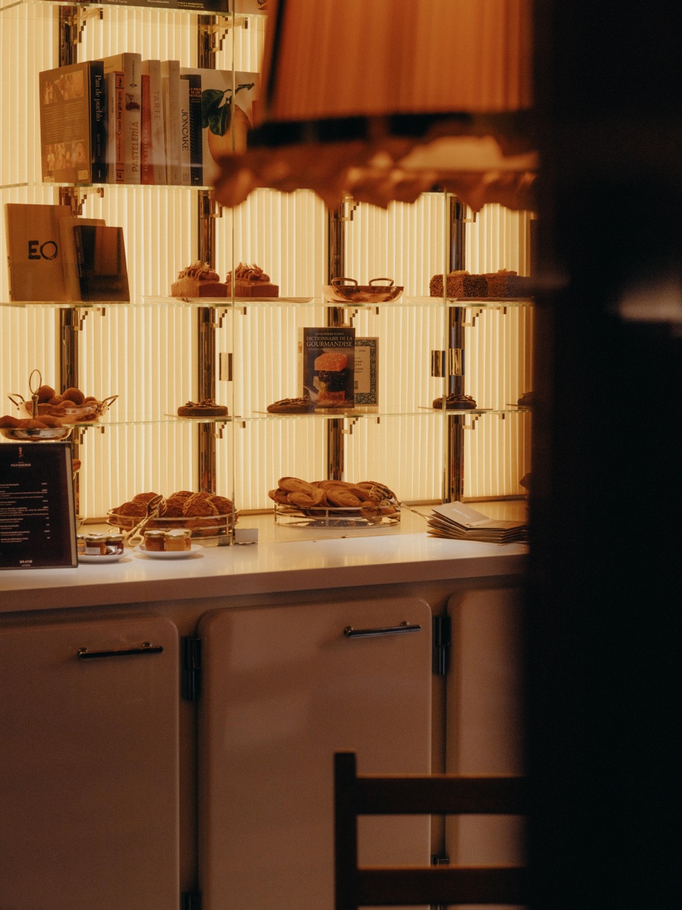 Comptoir de viennoiseries au Brach Madrid, dans un décor boisé et lumineux.ulius Hirtzberger Grande