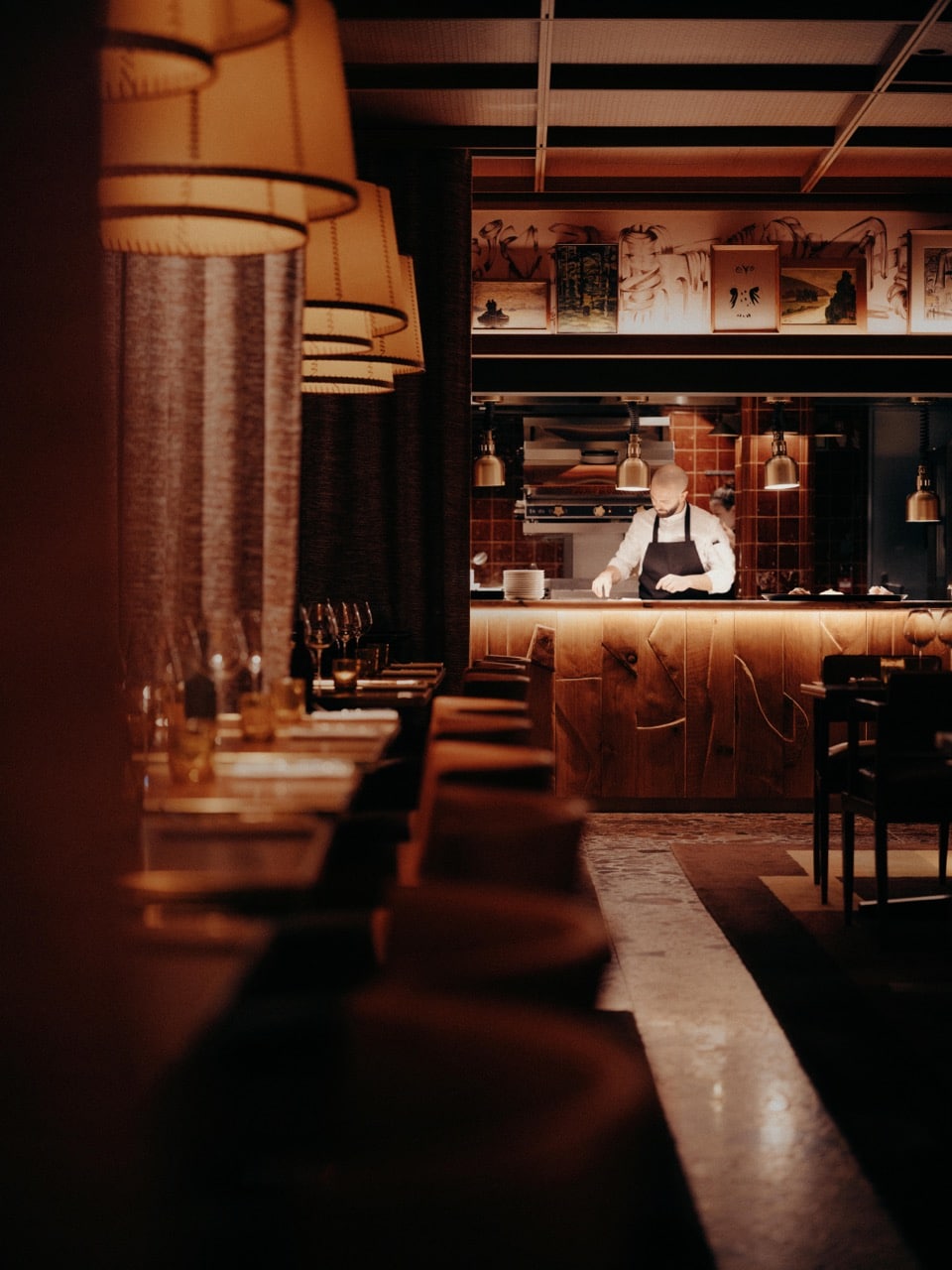 Salle du restaurant Brach Madrid avec cuisine ouverte