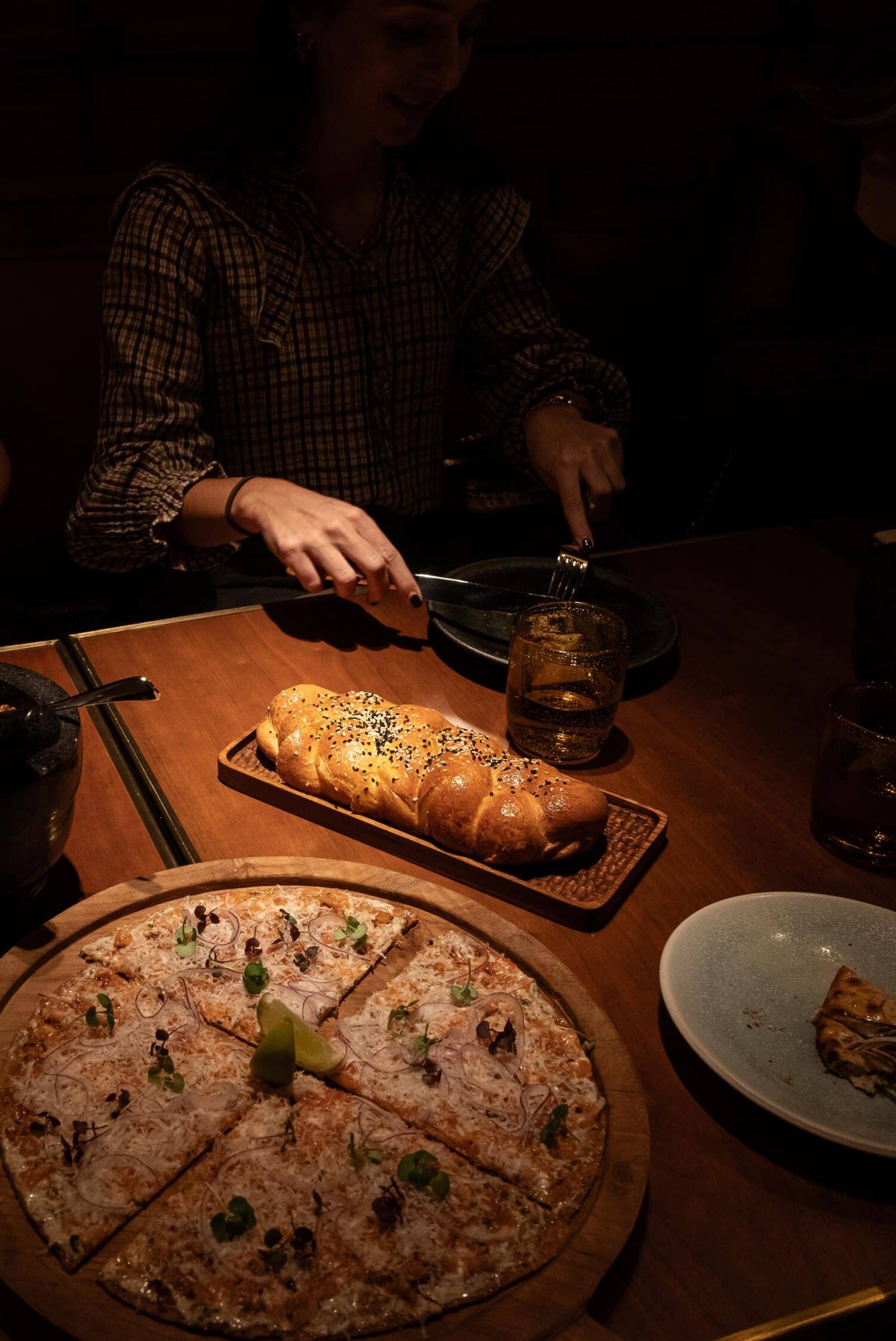 Dîner au Brach Madrid avec plats à partager, brioche et plats savoureux.