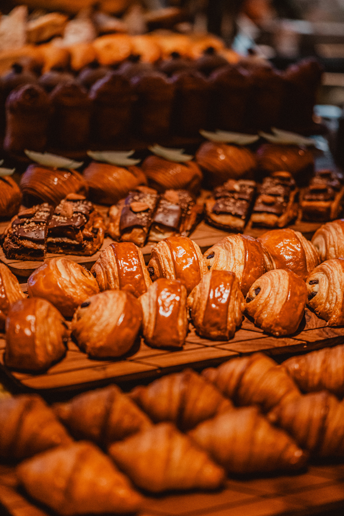 Assortiment de viennoiseries au brunch du Brach Madrid : croissants, pains au chocolat et brioches.